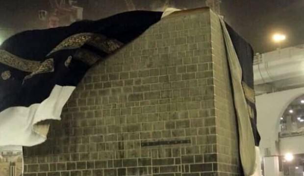 Fırtına Kabe'nin örtüsünü uçurdu