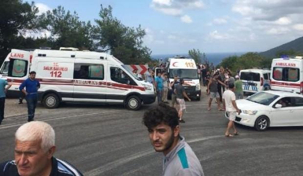 Midibüs uçuruma yuvarlandı: 2 ölü, 21 yaralı