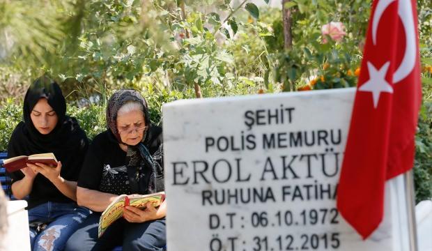 İzmir'de bayram öncesi şehitlik ziyareti