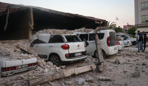 Yıkılan duvar 8 aracı hurdaya çevirdi