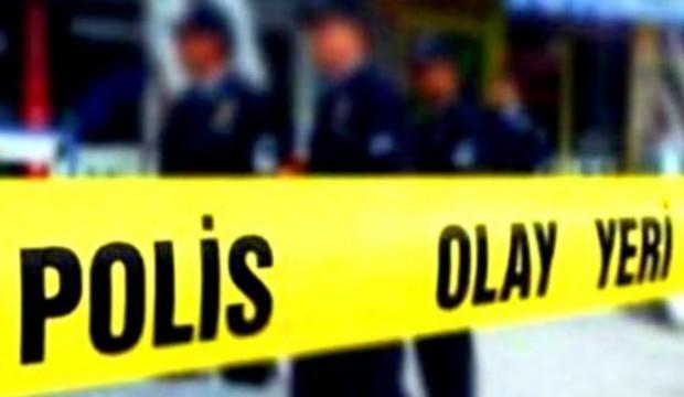 Bahçelievler'de bir araç E-5'te alev alev yandı