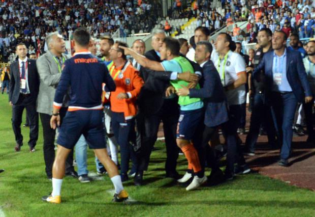 Emre Belözoğlu, Erzurumspor taraftarının kendisine küfrettiğini iddia ederek münakaşa yaşamış ve olaylar anında rakip takım yöneticisini ittirmişti.