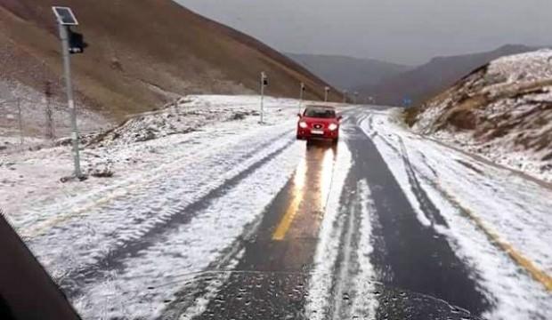 Giresun'un 2 bin 200 rakımlı geçidi beyaza büründü