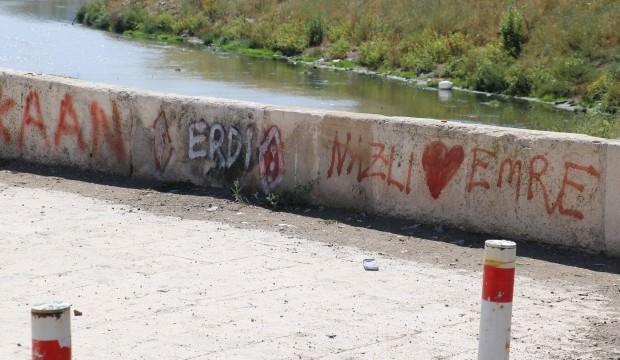 Tarihi köprüdeki aşk sözleri muhtarı isyan ettirdi
