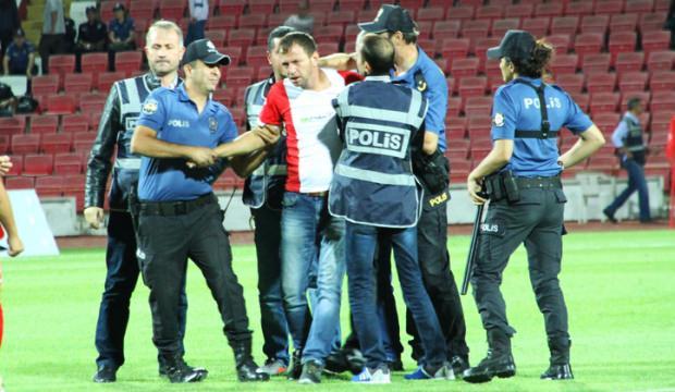 Hakeme kafa attı! Maç iptal edildi!