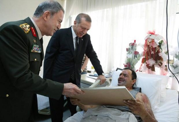 Yarbay Tetik'i GATA'daki tedavisi sırasında Cumhurbaşkanı Recep Tayyip Erdoğan ve dönemin Genelkurmay Başkanı Orgeneral Hulusi Akar ziyaret etmişti