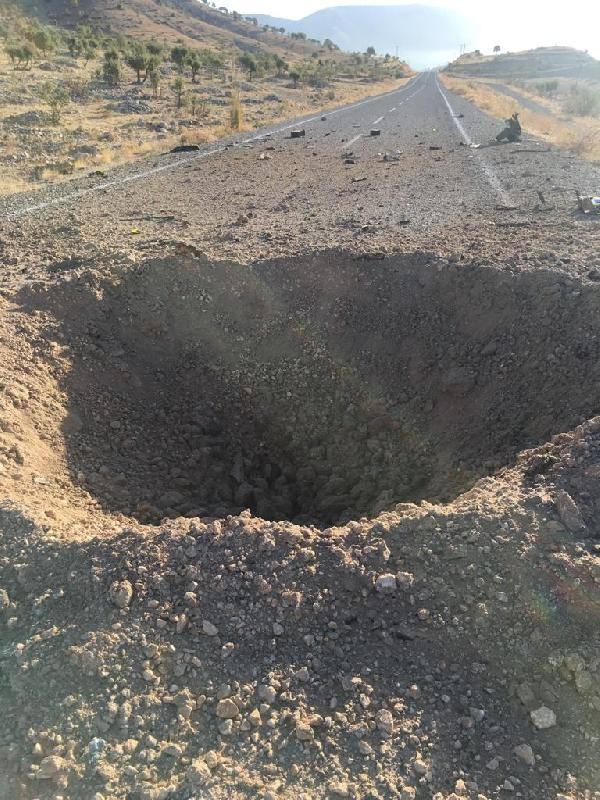 Patlamayla birlikte asfalt yolda 1,5 metre derinliğinde 4,5 metre çapında geniş çukur oluştu.