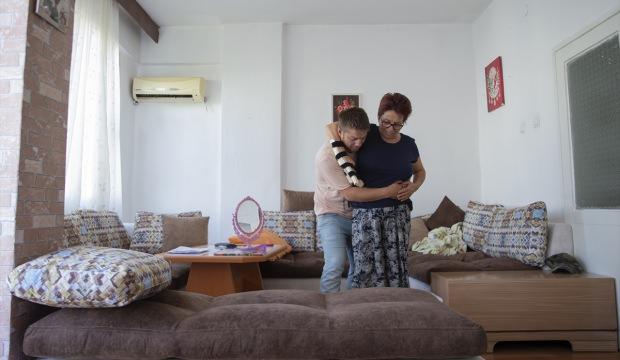 Annesine konuşmayı yeniden öğretiyor