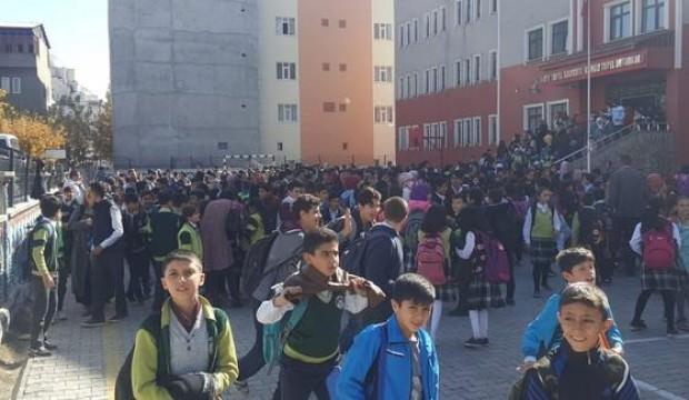 Ağrı'da korkutan deprem! Okullar boşaltıldı