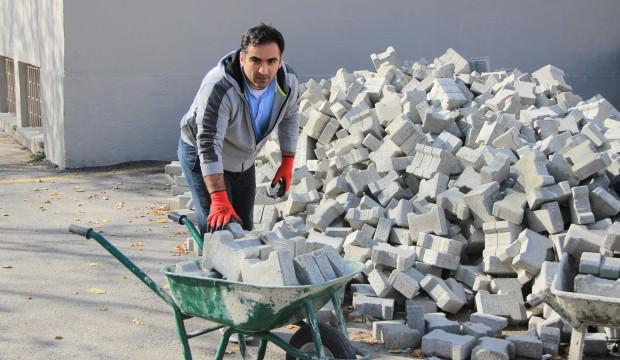 O bir inşaat ustası değil, öğretmen!
