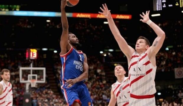 Anadolu Efes İtalya'da son topta kaybetti!