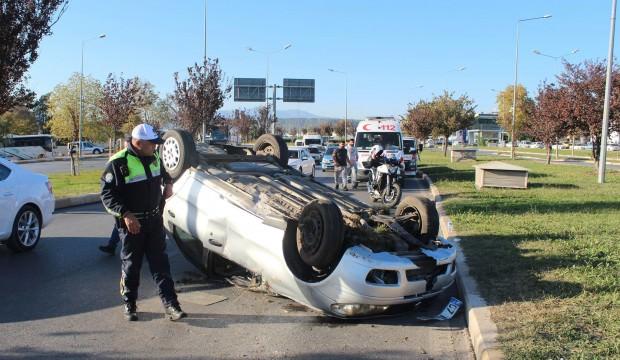 İnanılmaz! Araçların üstünden takla atarak geçti