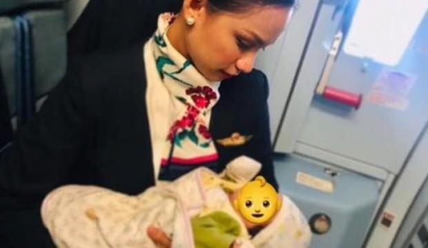 Annenin sütü bitti, bebeği hostes emzirdi!