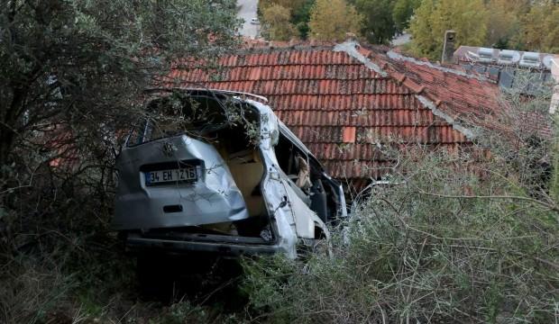 Freni çekilmeyen minibüs evin üstüne düştü