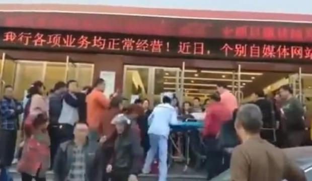 Haberi okuyan Çinliler bankaya koştu