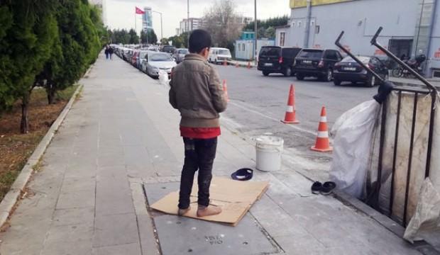 Kağıt toplayan çocuk duygulandırdı! Namaz...