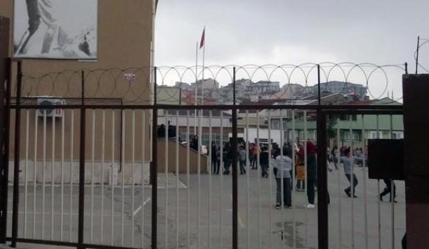 Okulun bahçesine girince, polis vurarak durdurdu