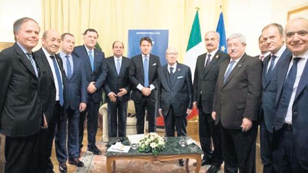 İtalya Başbakanı Giuseppe Conte’nin Twitter’dan paylaştığı bu fotoğraf krize neden olmuştu.