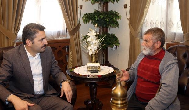 Belediye Başkanı Eroğlu, bulduğu altınları polise veren hurdacıyı kabul etti
