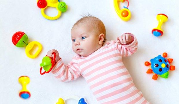 Bebeklerin ilk yaş oyuncakları neler olmalı Bebeklerin ilk yaş oyuncakları neler olmalı