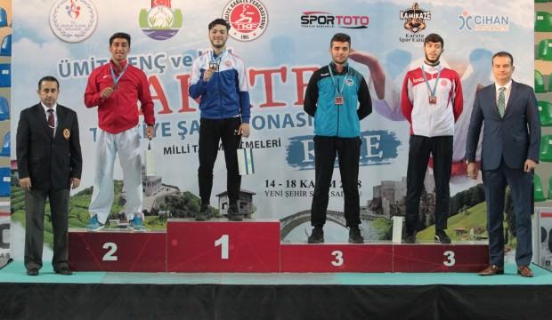 Şampiyon karateciler madalyalarını aldı