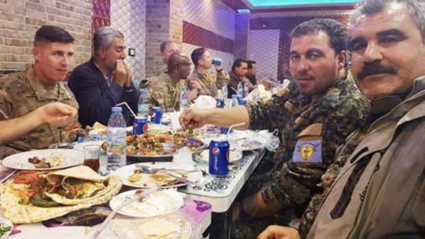 ABD ordusunun üst düzey komutanları ve terör örgütünün PKK'nın Suriye kolu YPG'nin oluşturduğu Suriye Demokratik Güçleri (SDG), ABD Gaziler Günü'nü birlikte kutlamış yenilen yemeğin görüntülerini de örgütün elebaşı sosyal medya hesabından paylaşmıştı.