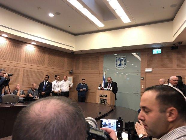 İstifa eden Savunma Bakanı Lieberman'ın basın toplantısından bir kare...