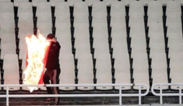 Tribünde Türk bayrağı yaktılar!