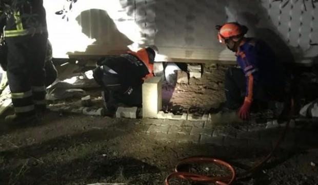 Krikoyla kaldırdığı konteynerin altında kaldı