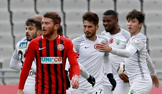 Akhisarspor kupada farklı kazandı