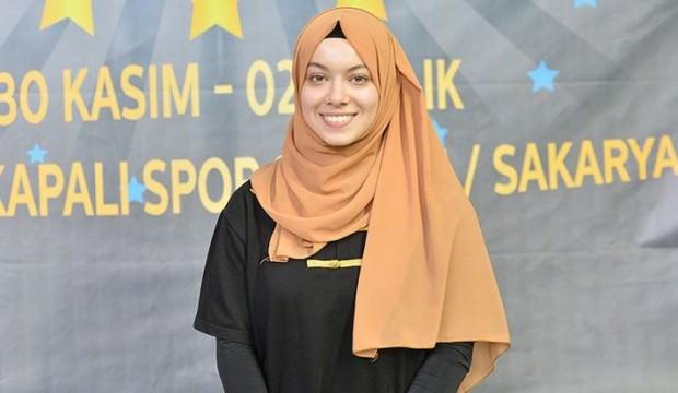 Başörtülü olduğu için diskalifiye olmak istemiyor!
