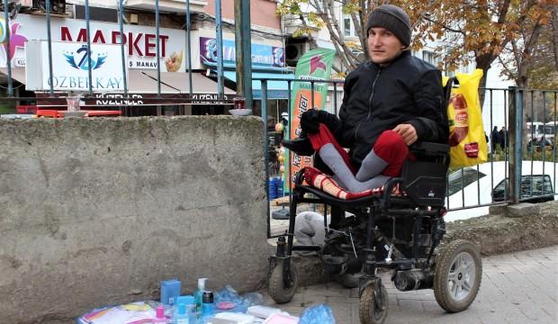 Engelli gencin hayat mücadelesi yürek burktu