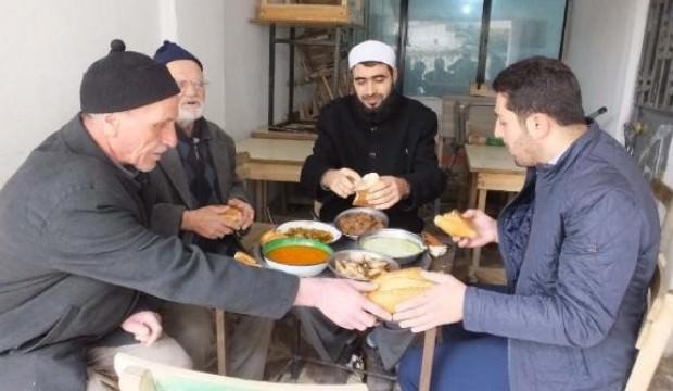 Bu mahallede sırayla her gün bakın ne yapıyorlar