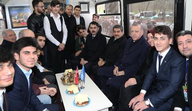 Gençlerle simit yedi, şarkılar söyledi!