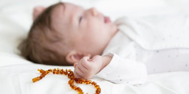 bebekler için kehribar kolye ve bileklik