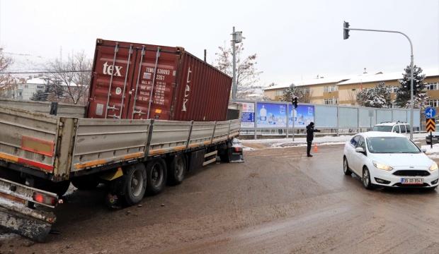 Devrilme tehlikesi geçiren tır trafiği aksattı