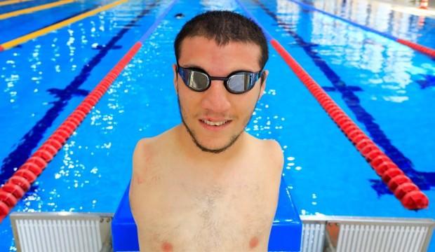Korkarak başladığı sporda zirveye yüzüyor!
