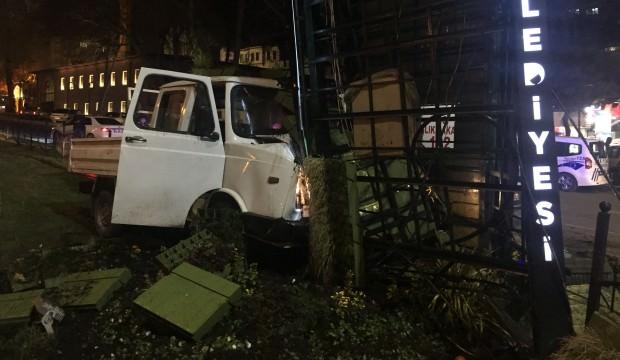 Alkollü sürücü saat kulesine çarptı
