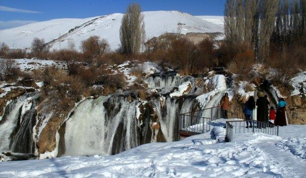 Muradiye'deki şelale kısmen dondu