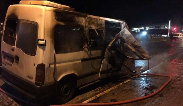 Seyir halindeki minibüs alev topuna döndü