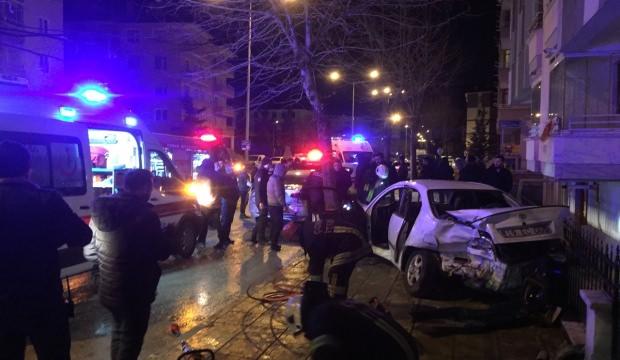 Trafik kazasında otomobile sıkışan sürücü kurtarıldı
