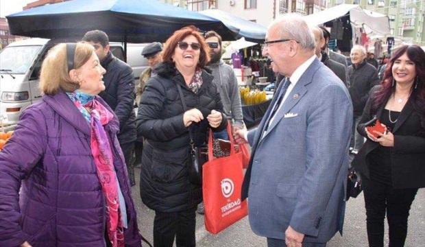 Başkan Albayrak vatandaşlara bez torba dağıttı