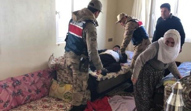 Mehmetçik, hastayı karlı yolda 2 kilometre taşıdı