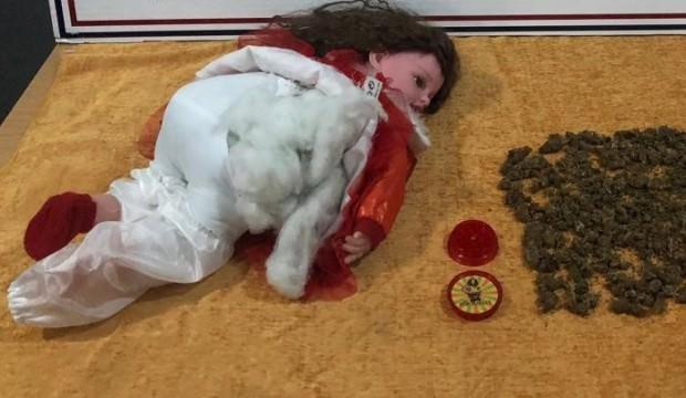 Oyuncak bebeğin içinden çıkanlar şoke etti