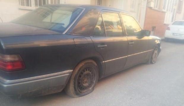 Park halindeki 7 otomobilin lastiği patlatıldı