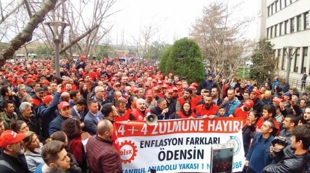 Kadıköy Belediyesi önünde toplanan işçiler eylem yaptı.