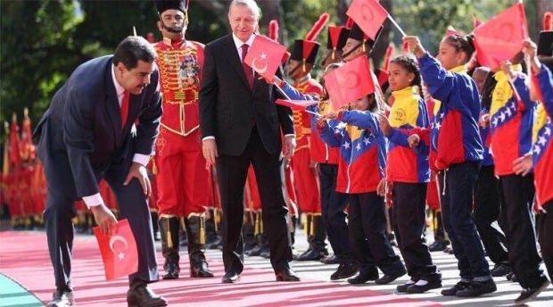 Erdoğan'ın Venezuela ziyareti sırasında tören alanında bir çocuk Türk Bayrağını elinden düşürmüş, Maduro da bayrağı yerden kaldırmıştı.