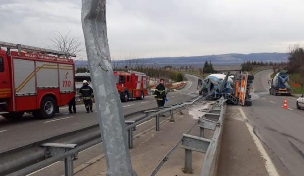 Bariyerlere çarpan beton mikseri devrildi