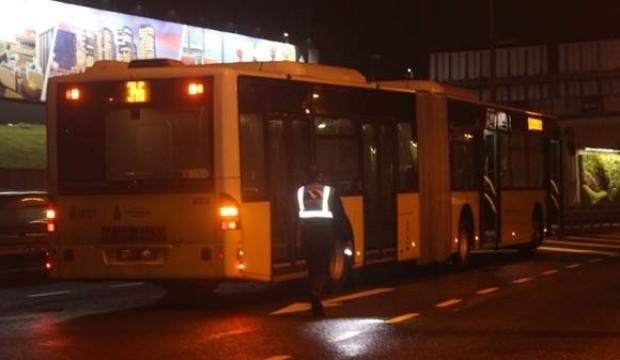 Metrobüs yoluna giren şahsa, metrobüs çarptı