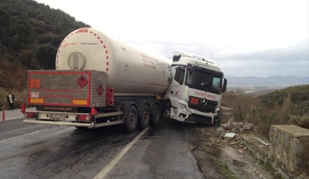 Araçlara çarpmamak için yoldan çıktı